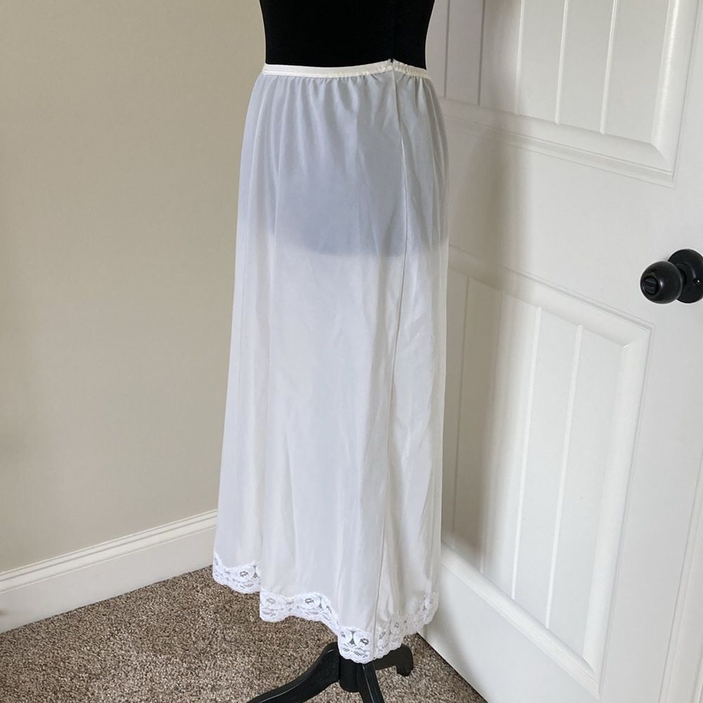Vintage Womens 1/2 Slip L‎ Creamy White Lace Trim Feminine Girly Classic - Picture 5 of 8
